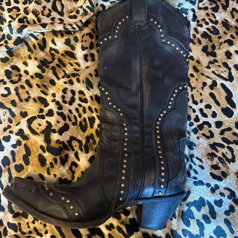 idyllwind distressed black leather boot with brass studs 7.5